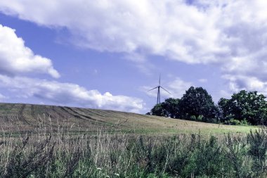 Yel değirmeni elektrik enerjisi üretimi içinde Choczewo, Kaszuby, Polonya için alanıyla