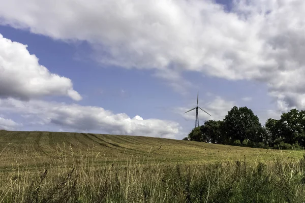 Yel değirmeni elektrik enerjisi üretimi içinde Choczewo, Kaszuby, Polonya için alanıyla