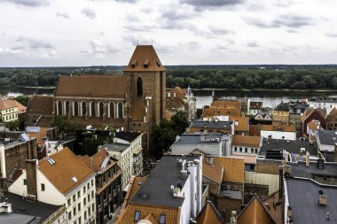 Torun, Polonya Katedrali ile eski şehrin havadan görünümü