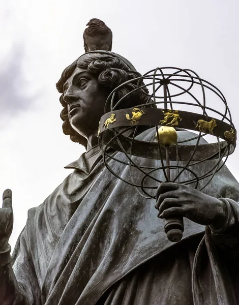 Pigeon Assis Sur Tête Copernic Monument Nicolaus Copernicus Dans Ville — Photo