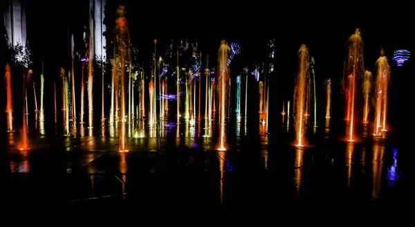 Acqua Illuminata Spruzzata Notte Torun Polonia — Foto Stock