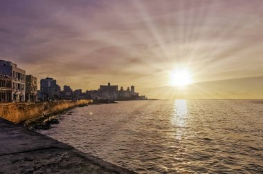 Konut Yapı ve görünür güneş ışınları - Havana, Küba ile Malecón ve Atlantik Okyanusu üzerinden günbatımı 