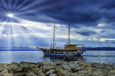 Adriyatik Denizi Brela içinde Makarska Riviera, Hırvatistan üzerinde 23 Ekim 2016 gemi yüzer