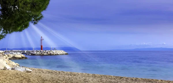 Spiaggia Croata Mare Adriatico Con Raggi Sole Visibili Tucepi Riviera — Foto Stock