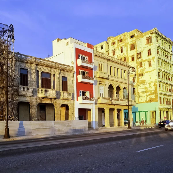 哈瓦那街道与老住宅大厦 马雷贡海滨大道 哈瓦那 古巴在2018年6月03日 — 图库照片