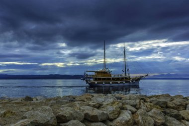Adriyatik Denizi yüzen ile sadece fırtına öncesi gemi - 23 Octover 2016 üzerinde Brela, Makarska Riviera, Dalmaçya, Hırvatistan