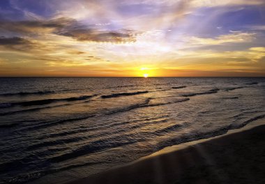 Günbatımı görünür güneş ışınları ile Küba plaj üzerinde