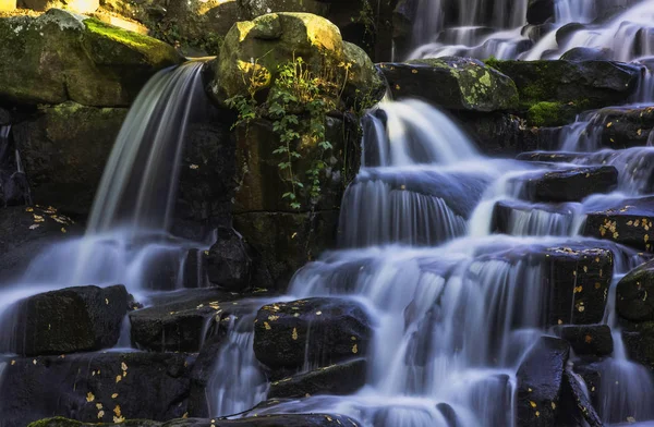 Орнаментальный Каскадный Водопад Virginia Water Суррей Великобритания — стоковое фото