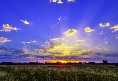 Choczewo, Pomerania, Polonya Lehçe alanları üzerinden günbatımı.