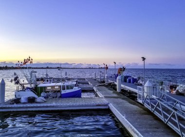 Günbatımı üzerinde Baltık Denizi Mechelinki, Pomerania, Polonya üzerinde 02 Eylül 2018 marina