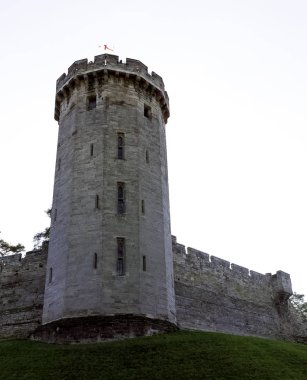 Warwick Castle - Warwick, Warwickshire, İngiltere üzerinde 21 Ekim 2018 kulesinde adam