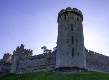 Warwick Castle - Warwick, Warwickshire, İngiltere üzerinde 21 Ekim 2018 kulesinde adam