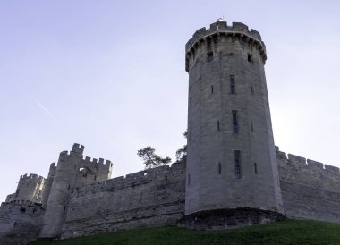 Warwick Castle - Warwick, Warwickshire, İngiltere üzerinde 21 Ekim 2018 kulesinde adam