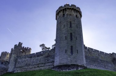 Warwick Castle - Warwick, Warwickshire, İngiltere üzerinde 21 Ekim 2018 kulesinde adam