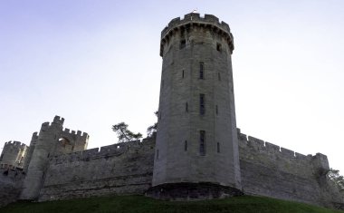 Warwick Castle - Warwick, Warwickshire, İngiltere üzerinde 21 Ekim 2018 kulesinde adam