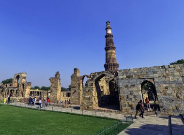 Qutb Minar Kulesi yıkık cami Qutub Minar Yeni Delhi, Hindistan karmaşık üzerinden 25 Kasım 2018 gördün mü