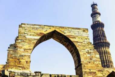 Qutb Minar Kulesi yıkık Quwwat ul-Islam cami Qutub Minar Yeni Delhi, Hindistan karmaşık üzerinden 25 Kasım 2018 gördün mü