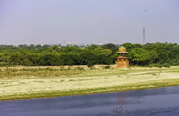 Panoraamanäkymät Yamuna Joelle Agrassa Uttar Pradeshissa Intiassa — kuvapankkivalokuva