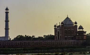 Taj Mahal kule ve Agra, Uttar Pradesh, Hindistan ile 1 Aralık 2018 cami günbatımı