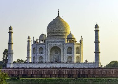 Günbatımı saraylar - Taj Mahal Agra, Uttar Pradesh, Hindistan ile 1 Aralık 2018 taç üzerinde