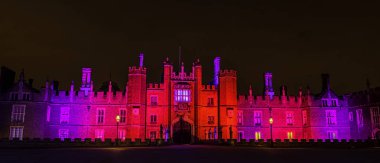 Işıklı Hampton Court Palace Hampton Court, Londra, İngiltere için 4 Ocak 2019 tarihinde gece
