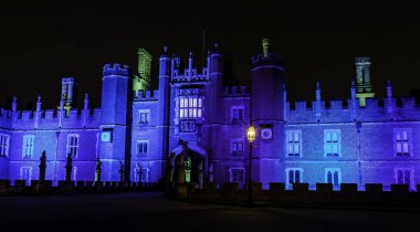 Işıklı Hampton Court Palace Hampton Court, Londra, İngiltere için 4 Ocak 2019 tarihinde gece