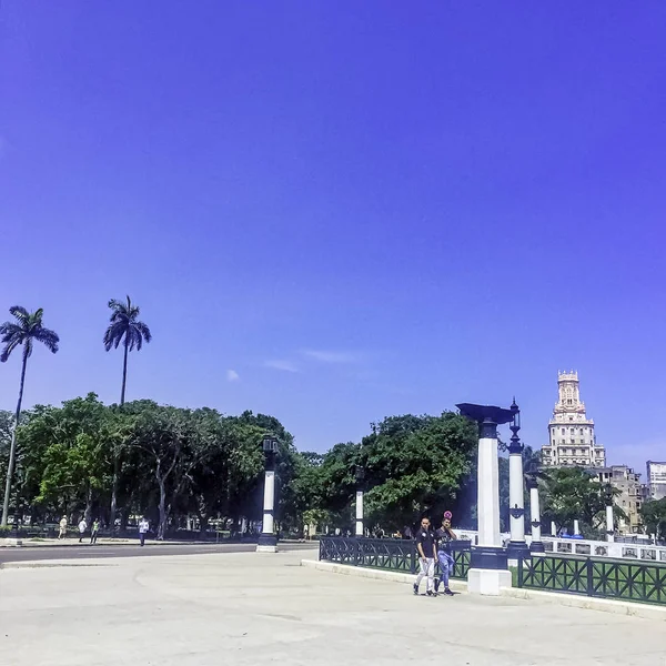 Parque Lado Capitólio Nacional Com Edifício Telecomunicações Segundo Plano Havana — Fotografia de Stock