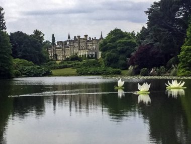 Shefıeld Gölü lilyum ve Sheffield Park House arka planda - 01 Temmuz 2018 Uckfield, İngiltere