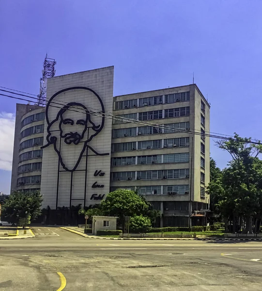 Edifício Ministério Informação Com Memorial Aço Primeiro Ministro Cubano Fidel — Fotografia de Stock