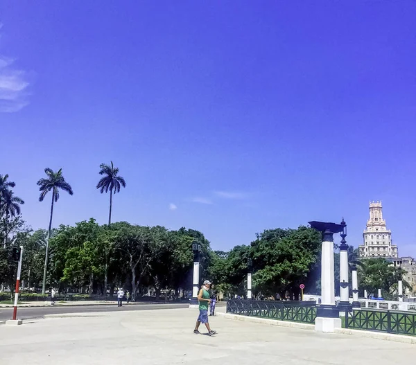 Park Naast Nationale Capitol Met Telecommunicatie Gebouw Achtergrond Havana Cuba — Stockfoto