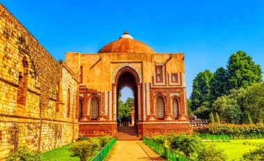 Alai Darwaza ya da Alai kapısı, Quwwat-Ul-Islam cami Qutub Minar Yeni Delhi, Hindistan üzerinde 25 Kasım 2018 karmaşık giriş