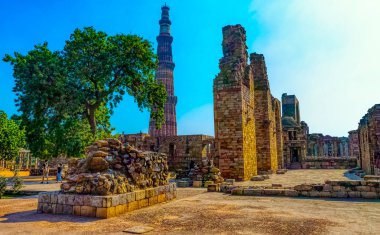 Qutb Minar Kulesi yıkık Quwwat ul-Islam cami Qutub Minar Yeni Delhi, Hindistan karmaşık üzerinden 25 Kasım 2018 gördün mü