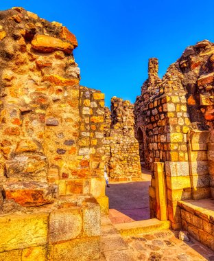 Yıkık Quwwat ul-Islam camide Qutub Minar karmaşık Yeni Delhi, Hindistan üzerinde 25 Kasım 2018