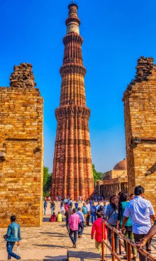 Qutb Minar Kulesi yıkık cami Qutub Minar Yeni Delhi, Hindistan karmaşık üzerinden 25 Kasım 2018 gördün mü