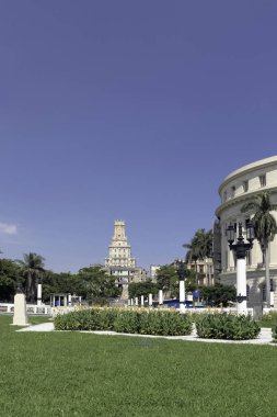 Arka plan - Havana, Küba 04.06.2018 binada telekomünikasyon ile ulusal Capitol yanındaki park