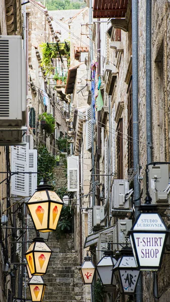 Eski şehir - Dubrovnik, Hırvatistan üzerinde 26 Ekim 2016 merdivenlerde ile dar yol