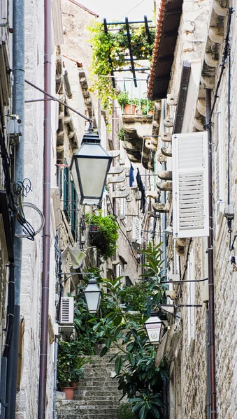 Eski şehir - Dubrovnik, Hırvatistan üzerinde 26 Ekim 2016 merdivenlerde ile dar yol