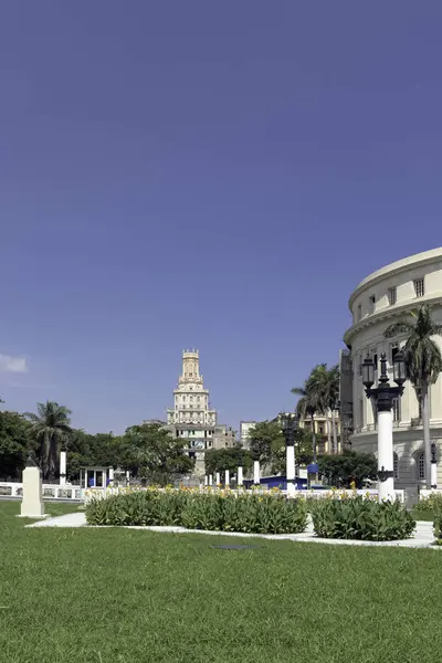 Arka plan - Havana, Küba 04.06.2018 binada telekomünikasyon ile ulusal Capitol yanındaki park