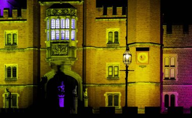Işıklı Hampton Court Palace Hampton Court, Londra, İngiltere için 4 Ocak 2019 tarihinde gece