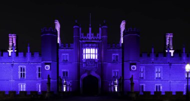 Işıklı Hampton Court Palace Hampton Court, Londra, İngiltere için 4 Ocak 2019 tarihinde gece