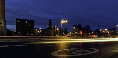 Sokak gece - salma Wharf waterfront Nehri Mersey, Liverpool, İngiltere