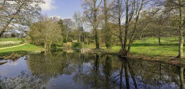 Stowe, Buckinghamshire, Birleşik Krallık 'da Octagon Gölü ve çevresindeki bölge görünümü