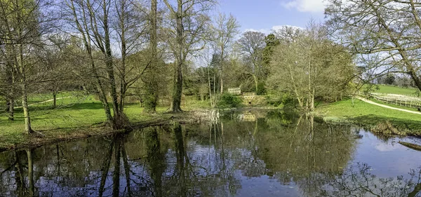 Stowe, Buckinghamshire, Birleşik Krallık 'da Octagon Gölü ve çevresindeki bölge görünümü