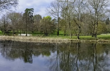 Stowe, Buckinghamshire, Birleşik Krallık 'da Octagon Gölü ve çevresindeki bölge görünümü