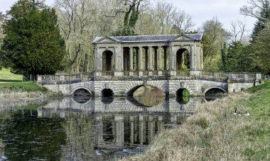 Octagon göl ve Stowe, Buckinghamshire, İngiltere 28 Mart 2019 tarihinde Palladian Bridge'de 