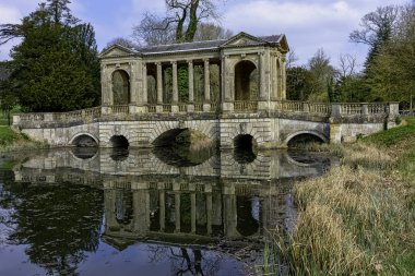 Octagon göl ve Stowe, Buckinghamshire, İngiltere 28 Mart 2019 tarihinde Palladian Bridge'de 