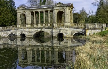 Octagon göl ve Stowe, Buckinghamshire, İngiltere 28 Mart 2019 tarihinde Palladian Bridge'de 