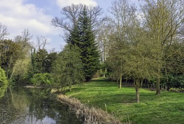 Stowe, Buckinghamshire, Birleşik Krallık 'da Octagon Gölü ve çevresindeki bölge görünümü