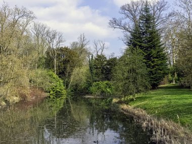 Stowe, Buckinghamshire, Birleşik Krallık 'da Octagon Gölü ve çevresindeki bölge görünümü