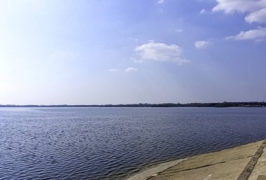 Lyszkowice Jeziorsko Gölü görünümü, Polonya